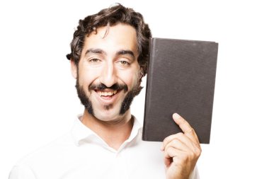 bir kitapla genç serin adam