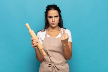 Genç beyaz kadın kızgın, sinirli, asi ve agresif hissediyor. Orta parmağını sallıyor, karşı koyuyor.