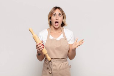 Genç sarışın kadın şok olmuş ve şaşırmış, endişeli ve paniklemiş hissediyor, stresli ve dehşete kapılmış bir bakışla