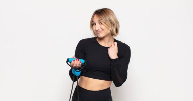 Genç sarışın kadın kibirli, başarılı, pozitif ve gururlu görünüyor.