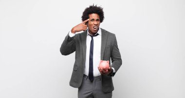 Genç siyah afro adam şaşırmış, ağzı açık, şok olmuş, yeni bir düşünce, fikir ya da konsept keşfediyor.