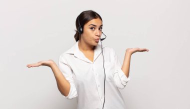 Genç İspanyol kadın şaşkın ve kafası karışık, şüpheci, farklı seçenekleri tartıyor veya komik bir ifadeyle seçiyor.