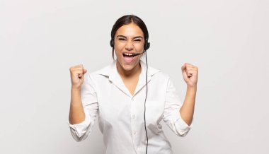 Genç İspanyol kadın şok olmuş, heyecanlı ve mutlu hissediyor, gülüyor ve başarıyı kutluyor,!