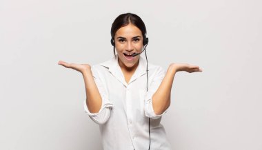 Genç İspanyol kadın mutlu, heyecanlı, şaşırmış ya da şok olmuş hissediyor. İnanılmaz bir şeye gülümsüyor ve şaşırıyor.