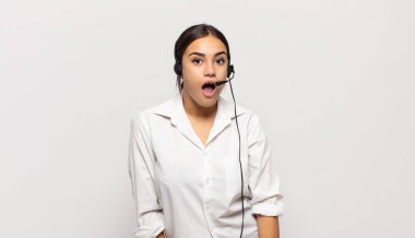 Genç İspanyol kadın şok olmuş ya da şaşırmış görünüyor, ağzı açık bir şekilde 