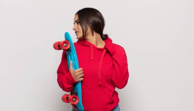 Genç İspanyol kadın kendini stresli, endişeli, yorgun ve hayal kırıklığına uğramış hissediyor.