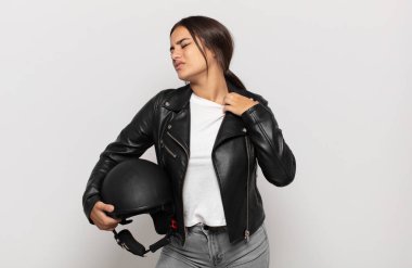 Genç İspanyol kadın kendini stresli, endişeli, yorgun ve hayal kırıklığına uğramış hissediyor.