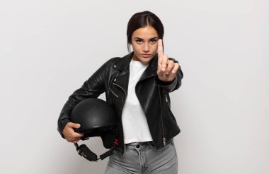 Genç İspanyol kadın gururla ve kendinden emin bir şekilde gülümsüyor. Bir numaralı pozu başarıyla veriyor. Kendini lider gibi hissediyor.