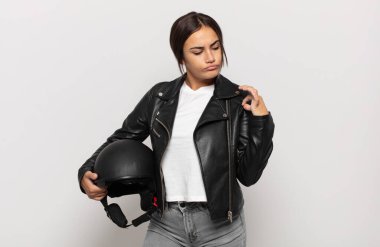 Genç İspanyol kadın kibirli, başarılı, pozitif ve gururlu görünüyor.