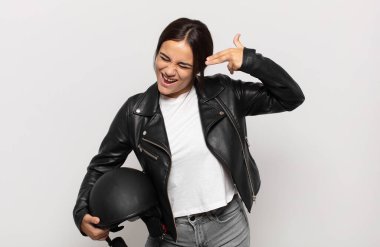 Genç İspanyol kadın mutsuz ve stresli görünüyor, intihar jesti elle silah işareti yapıyor, kafasını işaret ediyor.