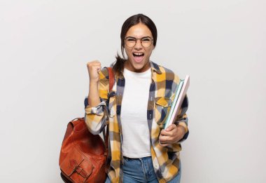 Genç İspanyol kadın şok olmuş, heyecanlı ve mutlu hissediyor, gülüyor ve başarıyı kutluyor,!