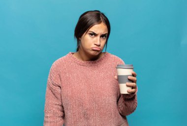 Genç İspanyol kadın üzgün ve mızmızlanıyor, mutsuz bir bakışla, negatif ve hayal kırıklığına uğramış bir tavırla ağlıyor.