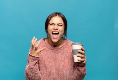 Genç İspanyol kadın umutsuz ve hayal kırıklığına uğramış görünüyor, stresli, mutsuz ve sinirli, bağırıyor ve çığlık atıyor.