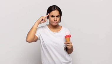 Genç İspanyol kadın şaşkın ve şaşkın hissediyor. Deli, deli ya da aklını kaçırmış olduğunu gösteriyor.