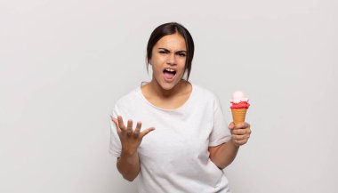 Genç İspanyol kadın sinirli, sinirli ve hayal kırıklığına uğramış görünüyor. Senin neyin var? 