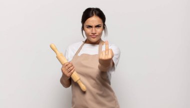 Genç İspanyol kadın kızgın, sinirli, asi ve agresif hissediyor. Orta parmağını sallıyor, karşı koyuyor.