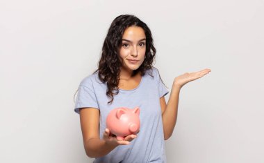 Genç İspanyol kadın şaşkın ve kafası karışık, şüpheci, farklı seçenekleri tartıyor veya komik bir ifadeyle seçiyor.