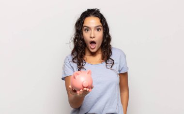 Genç İspanyol kadın şok olmuş ya da şaşırmış görünüyor, ağzı açık bir şekilde 