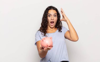 Genç İspanyol kadın ellerini havaya kaldırıp bağırıyor. Öfkeli, sinirli, stresli ve üzgün.