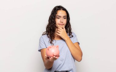 Genç İspanyol kadın düşünüyor, kuşkulu ve şaşkın hissediyor, farklı seçeneklerle, hangi kararı vereceğini merak ediyor.