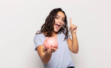 Genç İspanyol kadın bir fikri fark ettikten sonra mutlu ve heyecanlı bir dahi gibi hissediyor, neşeli bir şekilde parmağını kaldırıyor, eureka!