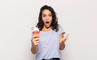 Genç İspanyol kadın aşırı derecede şaşırmış, şaşırmış, endişeli ve paniklemiş, stresli ve dehşete kapılmış görünüyor.