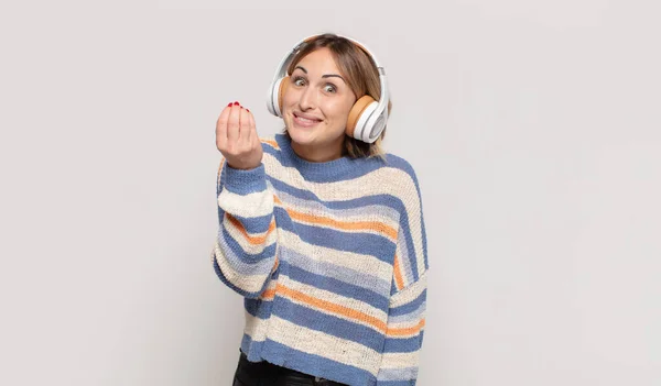 Jonge Blonde Vrouw Maken Capice Geld Gebaar Vertellen Schulden Betalen — Stockfoto