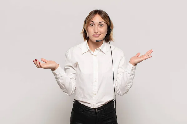 Young Blonde Woman Feeling Puzzled Confused Doubting Weighting Choosing Different — Stock Photo, Image