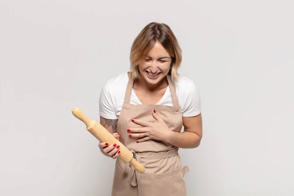 Ung Blond Kvinna Skrattar Högt Någon Rolig Skämt Känna Sig — Stockfoto