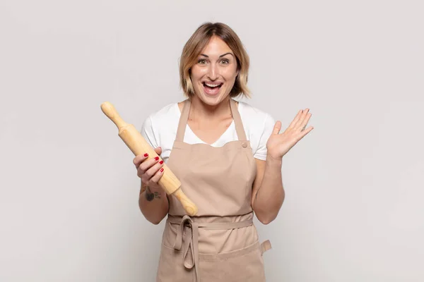 Jonge Blonde Vrouw Voelt Zich Gelukkig Opgewonden Verrast Geschokt Glimlachend — Stockfoto