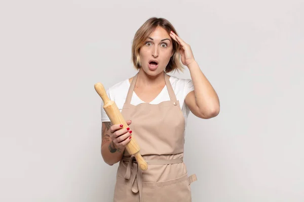 Ung Blond Kvinna Ser Glad Förvånad Och Förvånad Ler Och — Stockfoto