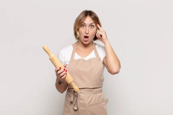 Ung Blond Kvinna Ser Förvånad Öppen Mun Chockad Förverkliga Tanke — Stockfoto