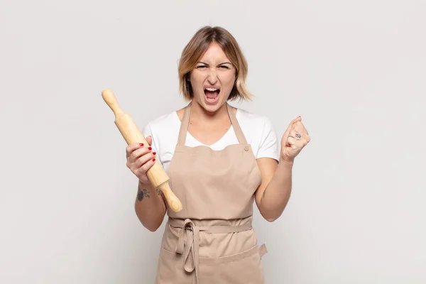 Giovane Donna Bionda Che Grida Aggressivamente Con Espressione Arrabbiata Con — Foto Stock