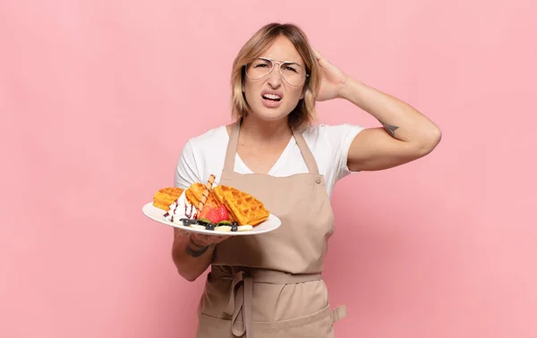 Ung Blond Kvinna Stressad Orolig Orolig Eller Rädd Med Händerna — Stockfoto