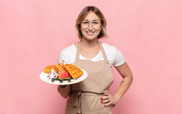 Ung Blond Kvinna Ler Glatt Med Hand Höften Och Säker — Stockfoto