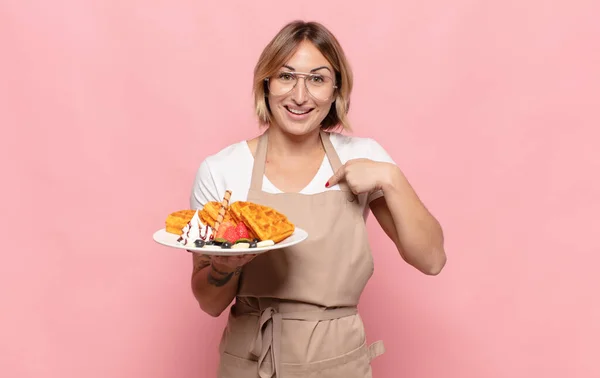 Ung Blond Kvinna Känner Sig Glad Förvånad Och Stolt Pekar — Stockfoto