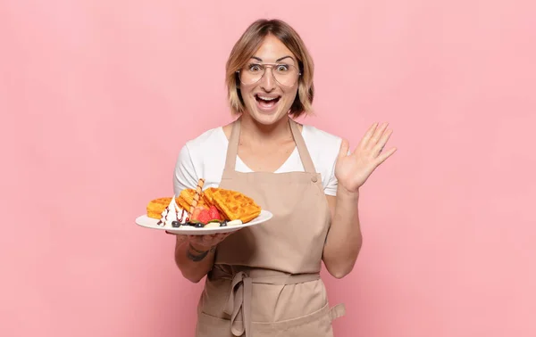 Ung Blond Kvinna Känner Sig Glad Upphetsad Överraskad Eller Chockad — Stockfoto