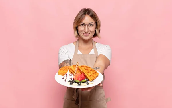 Ung Blond Kvinna Ler Glatt Med Vänlig Säker Positiv Look — Stockfoto