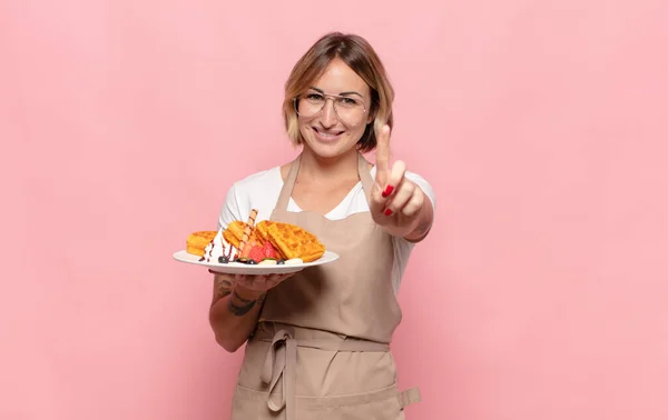 Ung Blond Kvinna Ler Och Ser Vänlig Visar Nummer Ett — Stockfoto