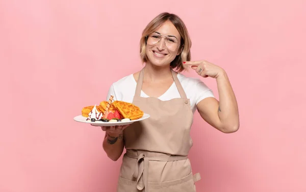 Ung Blond Kvinna Ler Tryggt Pekar Egen Bred Leende Positiv — Stockfoto