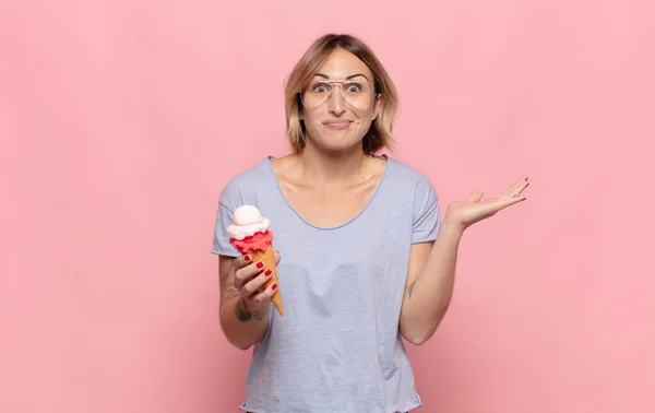 Mujer Rubia Joven Sintiéndose Perpleja Confundida Dudando Ponderando Eligiendo Diferentes — Foto de Stock