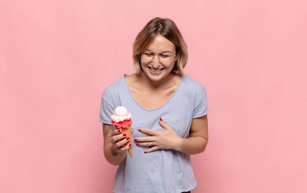 Ung Blond Kvinna Skrattar Högt Någon Rolig Skämt Känna Sig — Stockfoto