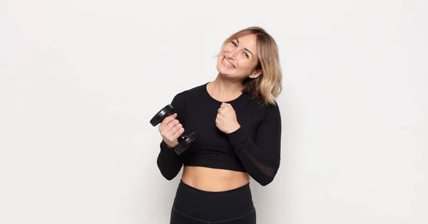 Joven Rubia Sintiéndose Feliz Positiva Exitosa Motivada Cuando Enfrenta Reto — Foto de Stock