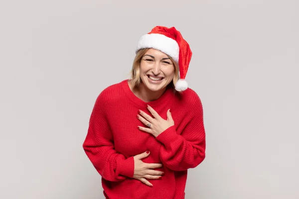 Jong Blond Vrouw Lachen Hardop Naar Sommige Hilarische Grap Het — Stockfoto