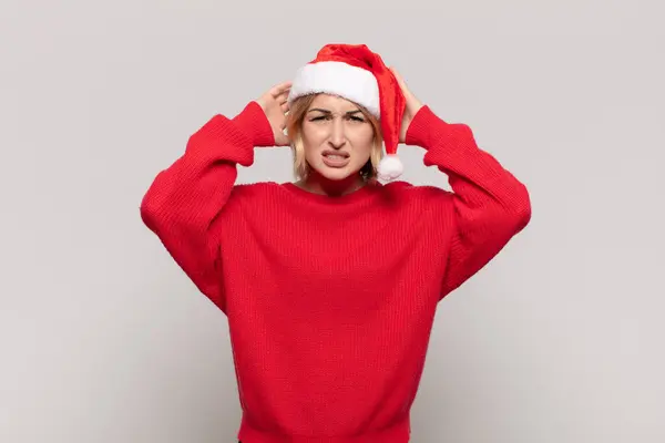 Jeune Femme Blonde Sentant Stressée Inquiète Anxieuse Effrayée Les Mains — Photo