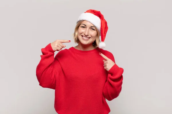 Ung Blond Kvinna Ler Tryggt Pekar Egen Bred Leende Positiv — Stockfoto