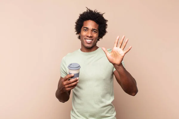 Jovem Negro Afro Homem Sorrindo Olhando Amigável Mostrando Número Cinco — Fotografia de Stock