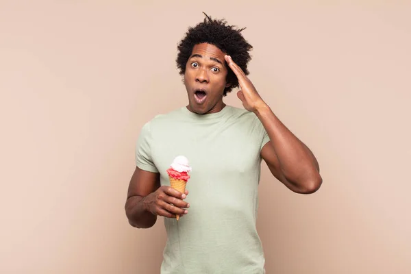 Jovem Negro Afro Homem Olhando Feliz Surpreso Surpreso Sorrindo Percebendo — Fotografia de Stock