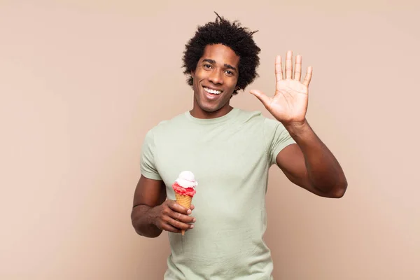 Jovem Negro Afro Homem Sorrindo Feliz Alegremente Acenando Mão Acolhendo — Fotografia de Stock