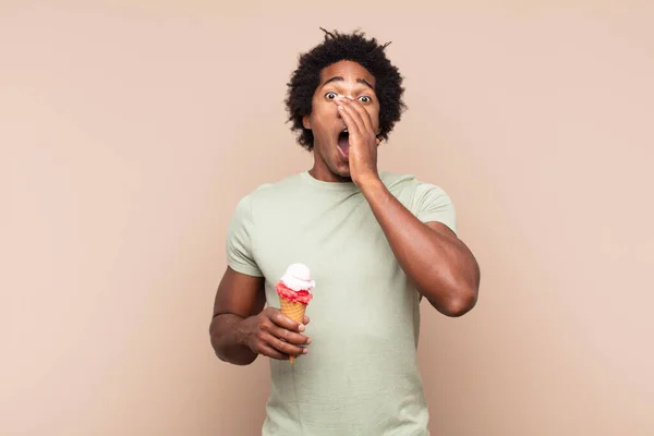 Jong Zwart Afro Man Gevoel Gelukkig Opgewonden Positief Het Geven — Stockfoto